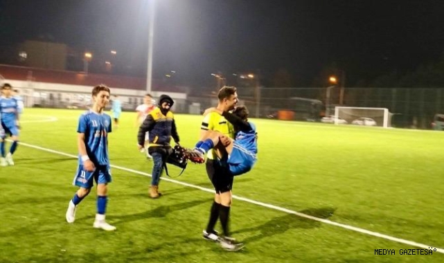 Kahramanmaraş’ta hakem, sakatlanan futbolcuyu kucağında taşıdı