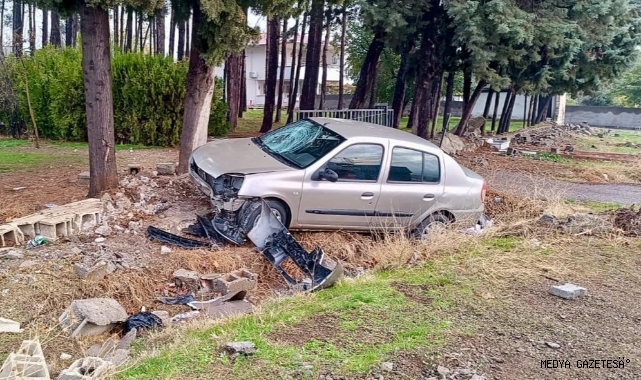 Köpeğe çarpmamak için manevra yaptı yol kenarında bekleyen çocuklara çarptı