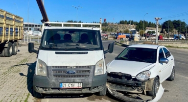 Pazarcık’ta otomobil park halindeki kamyona çarptı: 3 yaralı