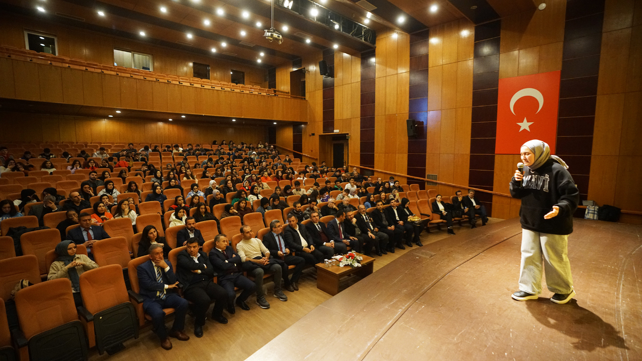 Uluslararası Kültür Etkinliğinde Şiir Şöleni