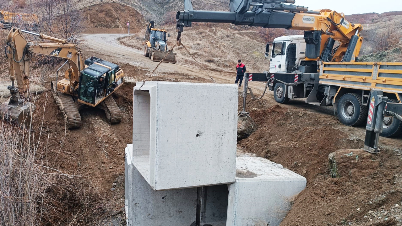 Büyükşehir, Göksun Kırsalında Yol Bakım Onarımını Sürdürüyor