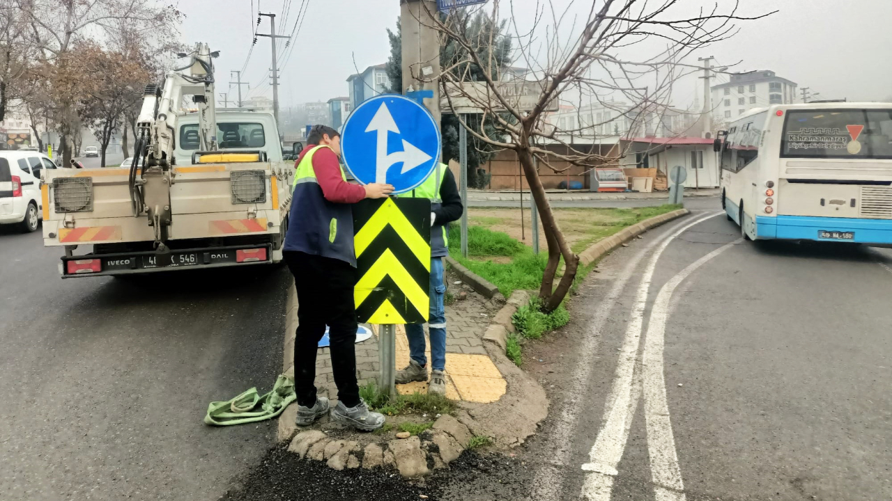 Büyükşehir, Trafik İşaretlerinin Bakım Onarımını Sürdürüyor