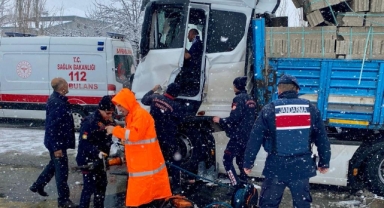 Kahramanmaraş’ta direksiyon hakimiyetini kaybeden sürücü zincirleme trafik kazasına neden oldu