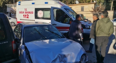 Kahramanmaraş’ta otomobil park halindeki araca çarptı: 2 yaralı