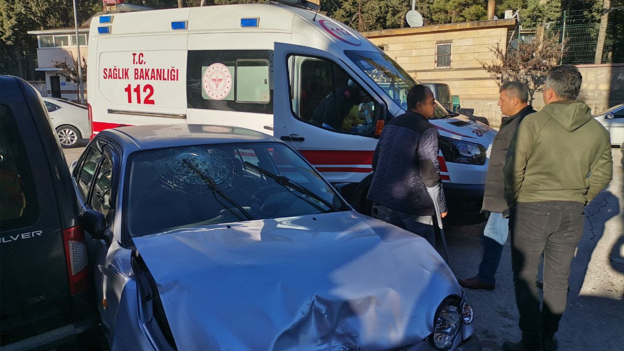 Kahramanmaraş’ta otomobil park halindeki araca çarptı: 2 yaralı