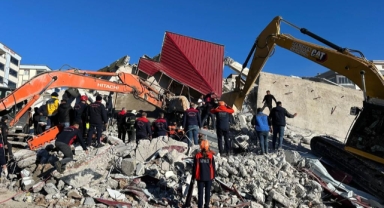 Kahramanmaraş’ta yıkım sırasında bina çöktü operatör enkazın altında kaldı