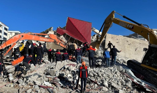 Kahramanmaraş’ta yıkım sırasında bina çöktü operatör enkazın altında kaldı