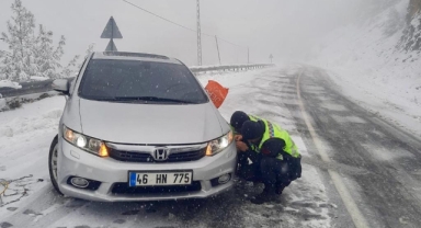 Sürücülerin yardımına jandarma koştu