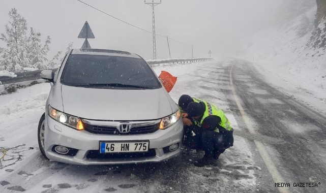 Sürücülerin yardımına jandarma koştu