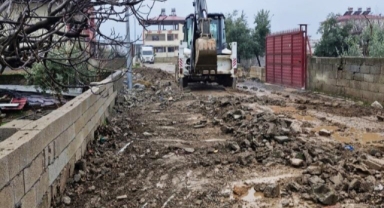 Türkoğlu’nun Sokakları Büyükşehir’le Hafriyat Atıklarından Temizleniyor