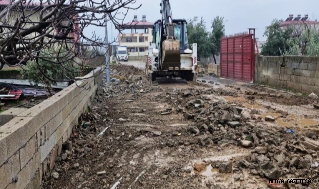 Türkoğlu’nun Sokakları Büyükşehir’le Hafriyat Atıklarından Temizleniyor