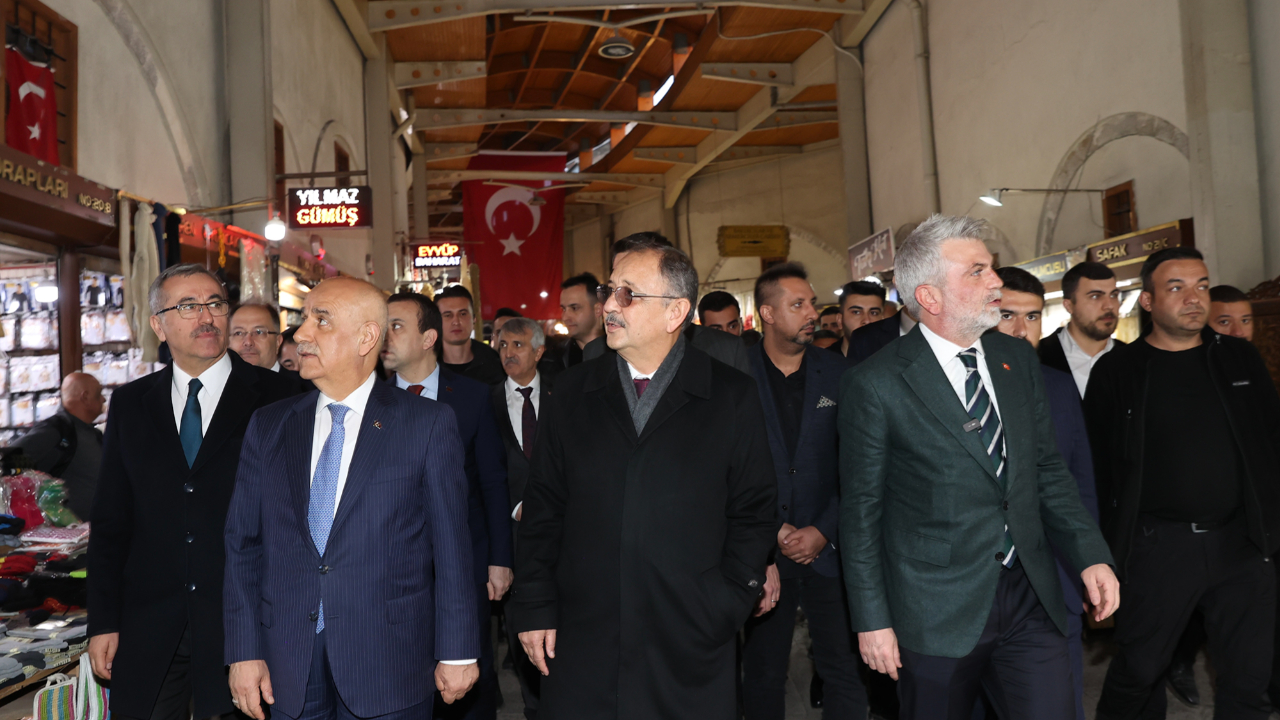 Bakan Özhaseki ve Başkan Güngör, Kapalı Çarşı Esnafıyla Buluştu