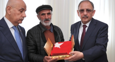 Bakan Özhaseki ve Başkan Güngör, Şehit Ailesini Yeni Konutlarında Ziyaret Etti