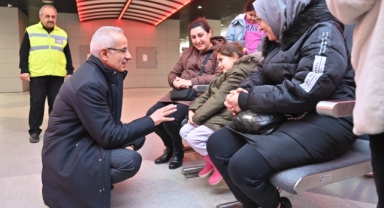 BAKAN URALOĞLU, ANKARA UÇAĞINA METROYLA ULAŞTI