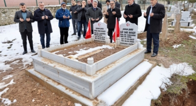 BAŞKAN AYDIN DEPREM ŞEHİTLERİNİ ZİYARET ETTİ