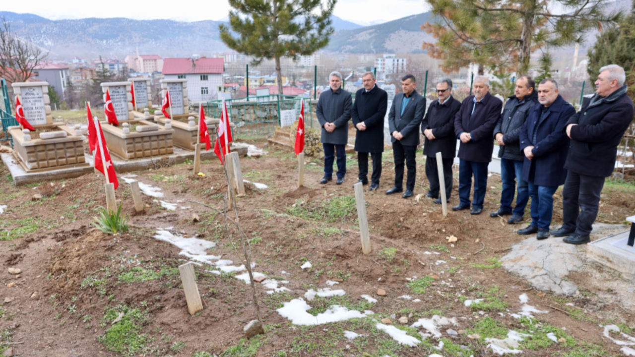 BAŞKAN AYDIN DEPREM ŞEHİTLERİNİ ZİYARET ETTİ