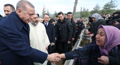Cumhurbaşkanı Erdoğan, Kapıçam’da Deprem Şehitliği’ni Ziyaret Etti