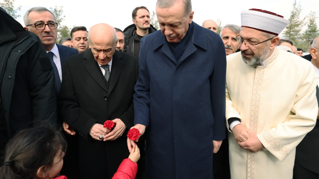 Cumhurbaşkanı Erdoğan, Kapıçam’da Deprem Şehitliği’ni Ziyaret Etti