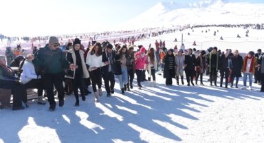 DULKADİROĞLU BELEDİYESİ ÖĞRENCİLERE KAPADOKYA VE ERCİYES GEZİSİ DÜZENLEDİ