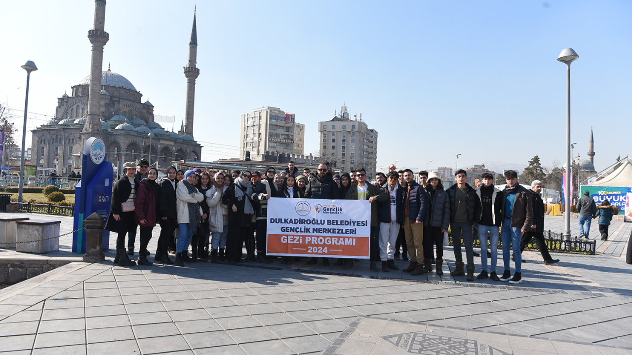 DULKADİROĞLU BELEDİYESİ ÖĞRENCİLERE KAPADOKYA VE ERCİYES GEZİSİ DÜZENLEDİ