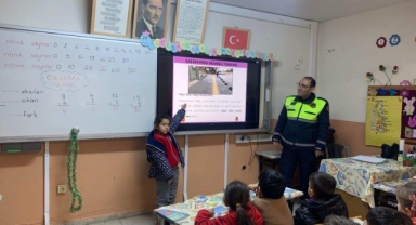 Kahramanmaraş’ta jandarma ekipleri öğrencileri bilgilendirdi