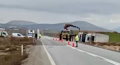 Kahramanmaraş’ta kamyon devrildi: 2 yaralı