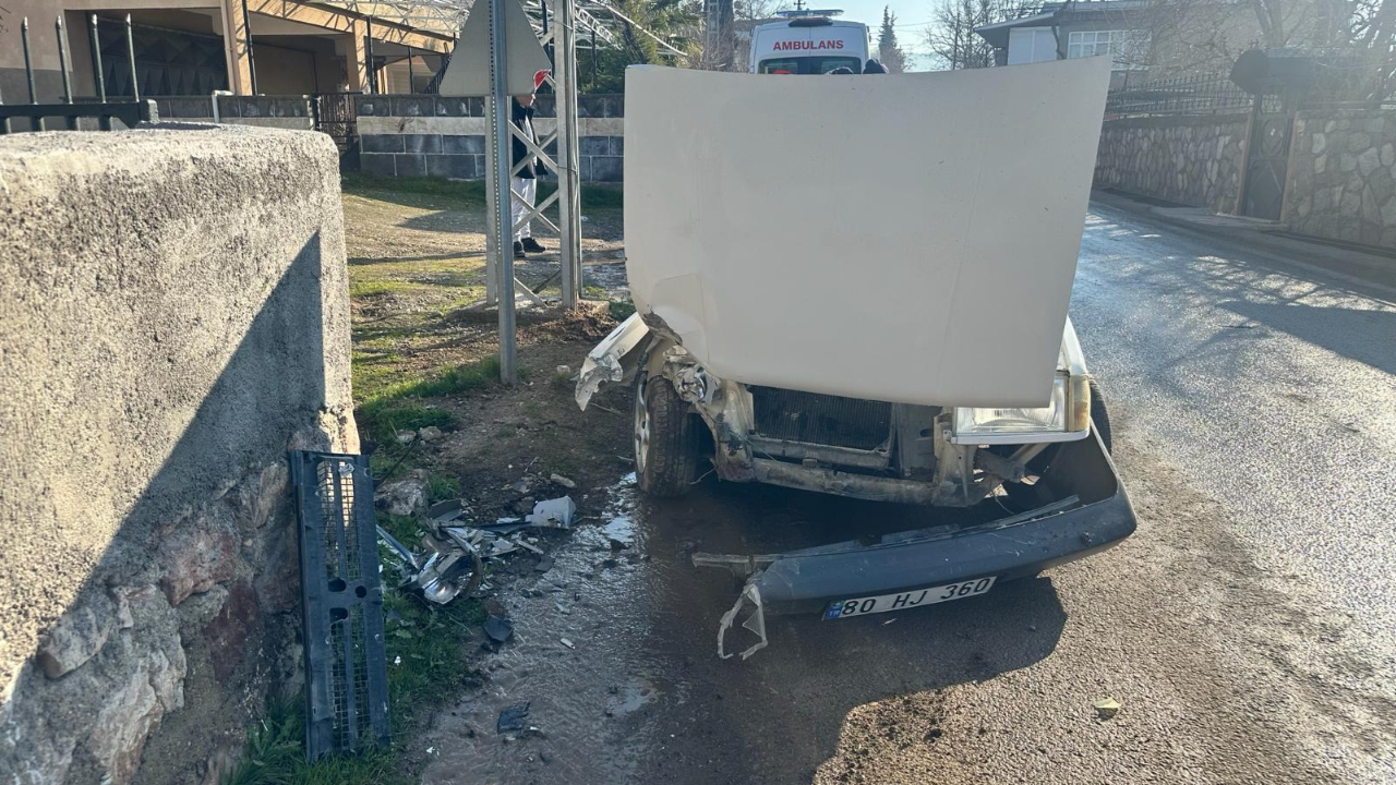Kahramanmaraş'ta otomobil bahçe duvarına çarptı: 1 yaralı