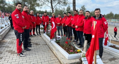 Kurtarma ekipleri deprem şehitlerini andı