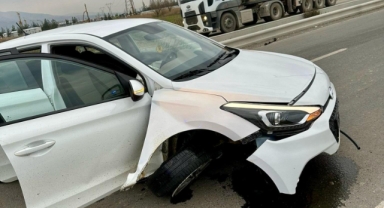 Otomobil refüje çarptı: 3 yaralı