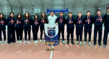 SANKO OKULLARI ÖĞRENCİLERİ TENİS YARIŞMASINDA İL BİRİNCİSİ OLDU