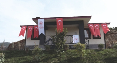 Şehit Müslüm Özdemir'in depremzede ailesine evi teslim edildi