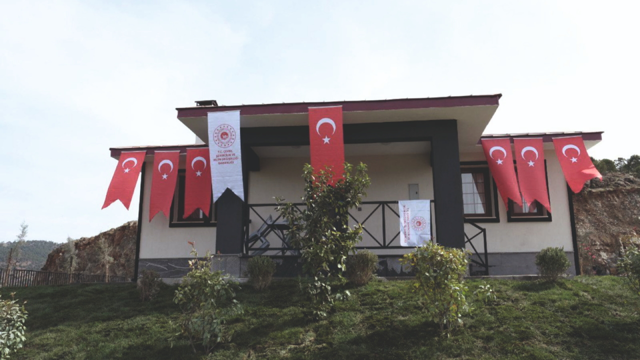 Şehit Müslüm Özdemir'in depremzede ailesine evi teslim edildi