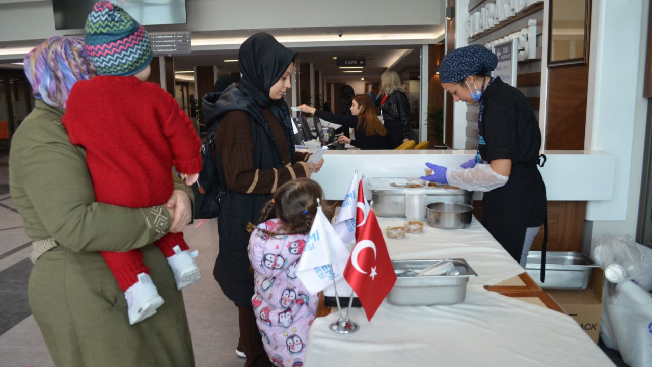 Sular Akademi Hastanesi’nde 6 Şubat Depreminde Hayatını Kaybedenlerin Anısına Helva İkramı Yapıldı