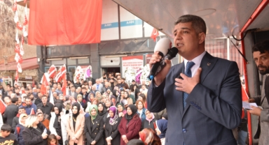 Yukarıdan atanarak değil tırnaklarımızla kazıyarak yola çıktık