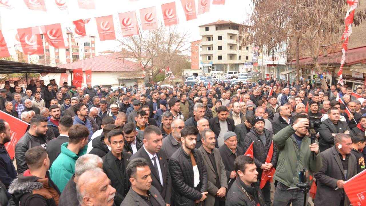 Yukarıdan atanarak değil tırnaklarımızla kazıyarak yola çıktık