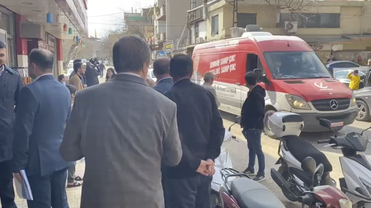 Ak Parti'nin Esnaf Gezilerine YRP'nin Seçim Aracından Tahrik!