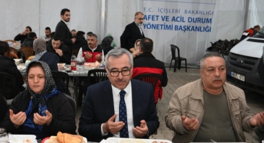 Başkan Güngör, Galatasaray Konteyner Kent’te Vatandaşlarla İftar Yaptı