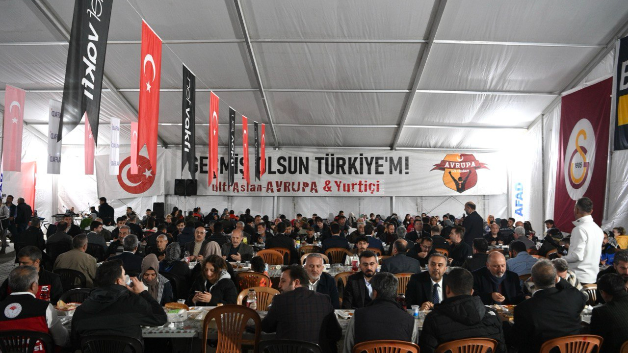 Başkan Güngör, Galatasaray Konteyner Kent’te Vatandaşlarla İftar Yaptı