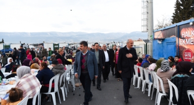 BAŞKAN OKAY, KONTEYNER KENT SAKİNLERİYLE İFTARDA BİR ARAYA GELDİ