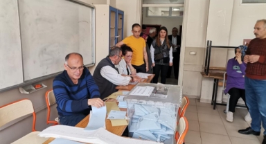 Depremin merkez üssünde afetzedeler konteynerde oy kullandı