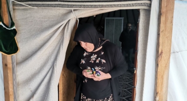 Depremzede anne yardım bekliyor