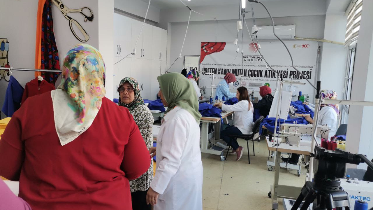 DEPREMZEDE KADINLAR 3 BİN ÇOCUĞU GİYDİRDİ