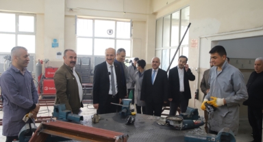 DULKADİROĞLU’NUN BANKLARINI MESLEK LİSESİLER İMAL EDİYOR