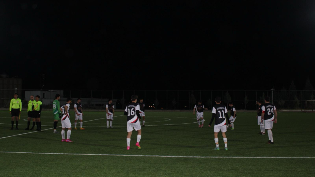 KAHRAMANMARAŞ’TA SAHA YETERİSİZLİĞİ GECE MAÇLARI OYNATIYOR