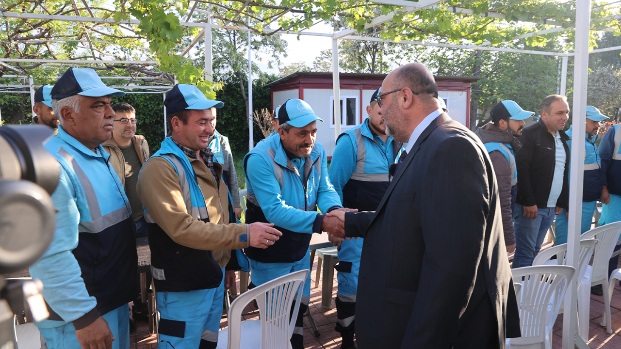 BAŞKAN AKPINAR, GÜNE BELEDİYE PERSONELİYLE HASBİHAL EDEREK BAŞLADI