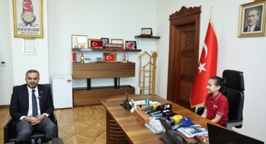 Başkan Hanifi Toptaş, görevi küçük Azra’ya devretti
