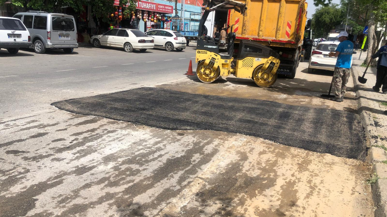 DULKADİROĞLU’NDA YOL BAKIM ÇALIŞMALARI DEVAM EDİYOR