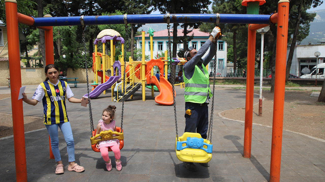 DULKADİROĞLU’NUN PARK VE BAHÇELERİNDE YAZ HAZIRLIĞI
