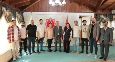 Kahramanmaraş’ta görev yapan gazeteciler Elbistan Belediye başkanlığına seçilen Erkan Gürbüz’e hayırlı olsun ziyaretinde bulundu.