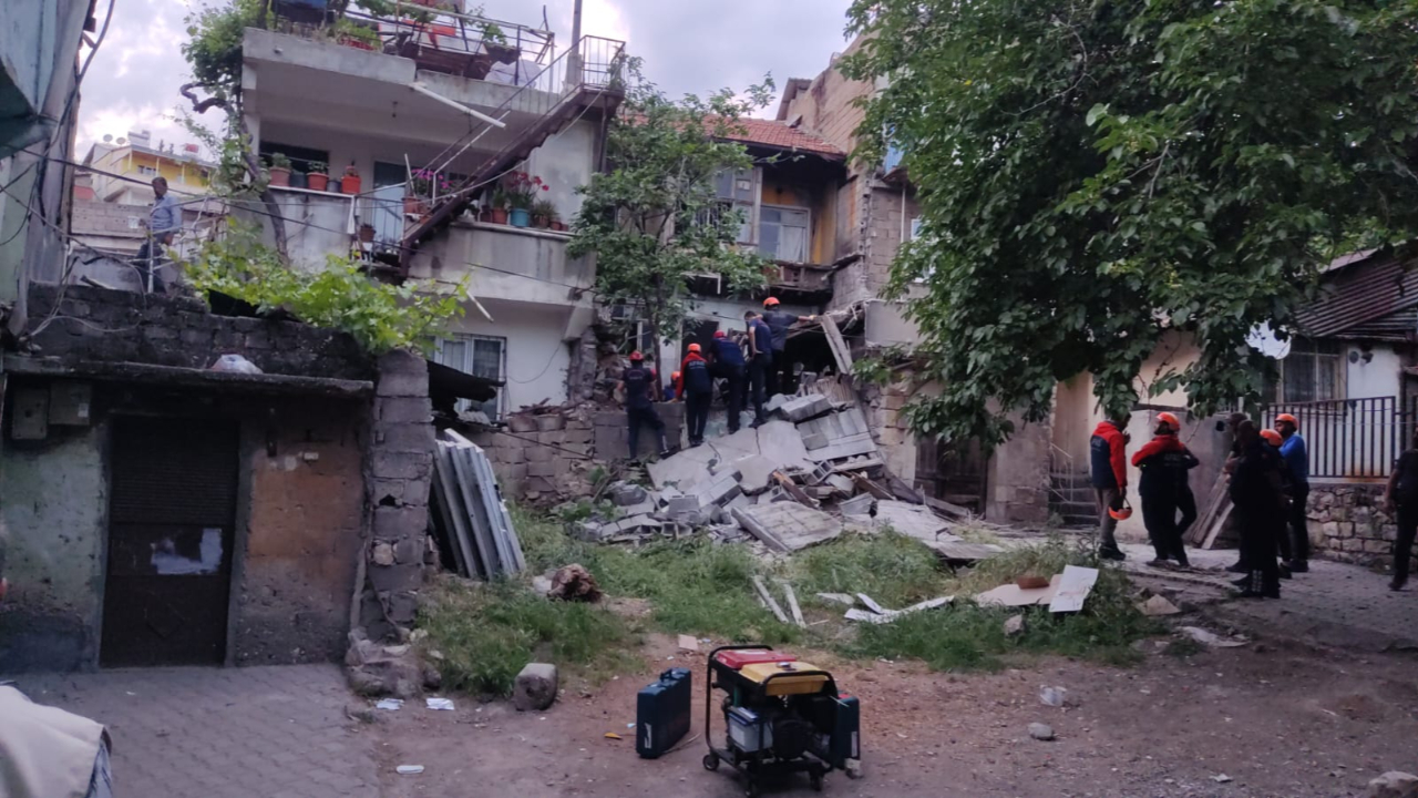 Kahramanmaraş'ta metruk bina çöktü: Arama çalışmaları sürüyor